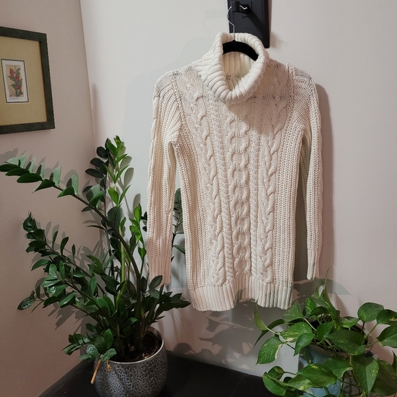 SIZE XS. GAP Cable knit sweater. - Picture 2 of 4